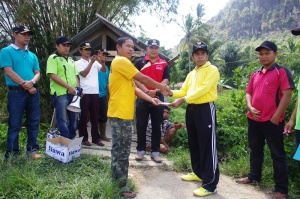Wabup Drs.H.Asyirwan Yunus, M.Si  menyerahkan bantuan Gerbang Gor kepada Wali Nagari di Jorong Tarantang Kecamatan Harau.(f-her)